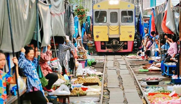 Maeklong Railway Market (Rom Hub Market)